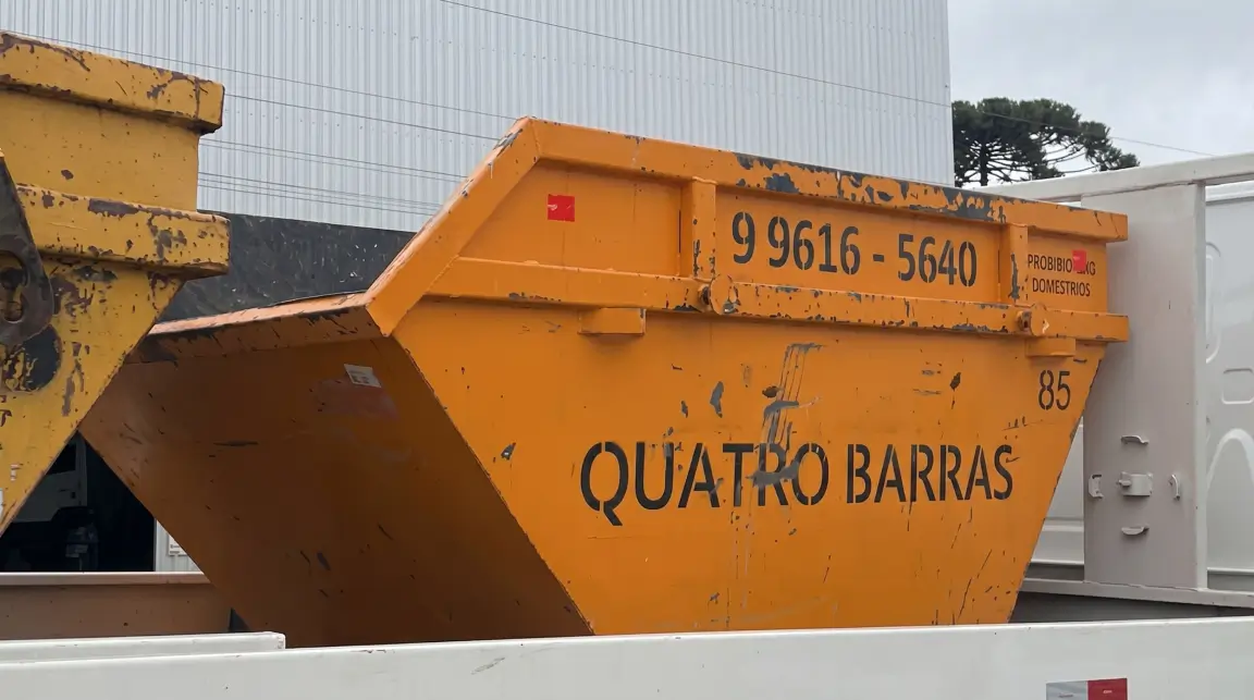 Caçamba Quatro Barras posicionada para descarte